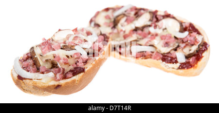 Baguette Pizza au jambon isolated on white Banque D'Images