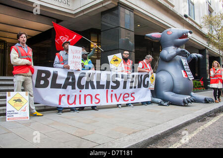 Londres, Royaume-Uni. 13 mai, 2013. Unite the Union démontre devant les bureaux de la Norges Bank, qu'ils accusent d'investir dans les entreprises du bâtiment qui ont mis les membres de l'union. Banque D'Images