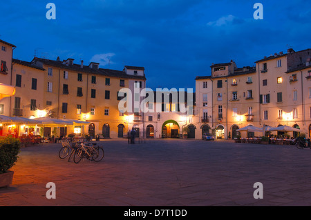 Lucca. La place Anfiteatro au crépuscule. Piazza Anfiteatro. La toscane. L'Italie. L'Europe Banque D'Images