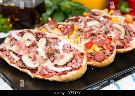 Pizza mixte sur une plaque sombre Baguettes Banque D'Images