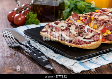 Pizza mixte sur une plaque sombre Baguettes Banque D'Images