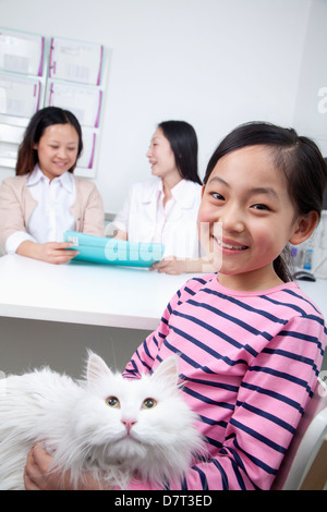 Femme et fille avec chien dans le bureau du vétérinaire Banque D'Images