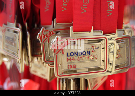 Les deux premiers médaille au Marathon de Londres 2013. Il est présenté à tous les finishers après ils franchissent la ligne. Banque D'Images