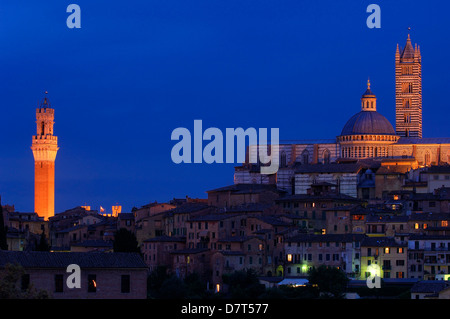 Sienne, Duomo, Cathédrale, cathédrale du Duomo à la tombée de la Torre del Mangia, Mangia Tower, UNESCO World Heritage Site, Toscane, Italie, Banque D'Images