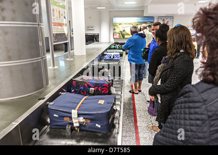 Les passagers qui attendent de récupérer les bagages dans l'aéroport de Bristol, Royaume-Uni Banque D'Images