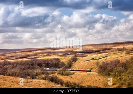 Vintage train diesel fait son chemin dans le North York Moors national park sur une belle journée ensoleillée près de Goathland, Yorkshire, UK. Banque D'Images