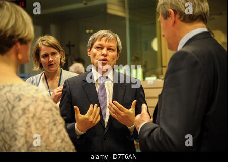 Dacian Ciolos, le Commissaire européen à l'Agriculture et du développement rural avant Conseil Agriculture et pêche à l'Union européenne siège à Bruxelles, Belgique Le 13.05.2013 de la rencontre des ministres de la pêche de réviser leur position sur la réforme du règlement de pêche de l'UE. La réticence de certains pays, dont la France, l'Espagne et la Pologne, de trouver un terrain d'entente avec le Parlement européen sur les questions clés de la réforme menace de causer l'effondrement des négociations sur une nouvelle politique commune de la pêche (PCP). Par Wiktor Dabkowski Banque D'Images