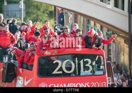 MANCHESTER, UK. Le 13 mai 2013. Manchester United left-Patrice Evra (avec micro) orchestre le chant de l'avant du pont supérieur d'un bus à toit ouvert. Le club anglais de célébrer le fait d'être couronnés champions de la Barclays Premier League pour la 13e fois. News : Crédit du Nord Photos/Alamy Live News (usage éditorial uniquement). Banque D'Images