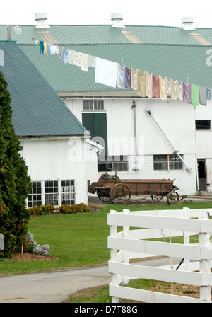 La Pennsylvanie néerlandais farm lavé les vêtements propres accroché à sécher sur grange Lancaster County, des vêtements, des vêtements lavés suspendus pour le séchage, Banque D'Images