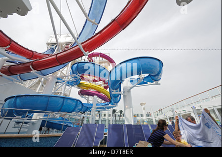 L'un des cinq toboggans sur Norwegian Cruise Line, navire, Norwegian Breakaway, lancé en mai 2013. Banque D'Images
