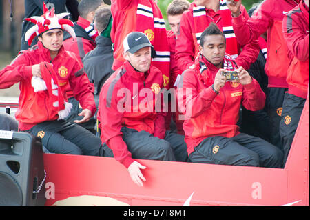 MANCHESTER, UK. Le 13 mai 2013. Wayne Rooney sourit pendant qu'il observe les partisans de Manchester United saluer leur équipe lors de la victoire de l'équipe de la parade dans les rues de Manchester. Rooney avait remis une demande de transfert au cours des dernières phases de la campagne. News : Crédit du Nord Photos/Alamy Live News (usage éditorial uniquement). Banque D'Images