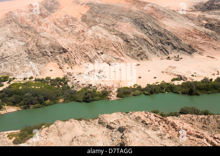 La rivière Kunene, formant la frontière entre l'Angola et la Namibie Banque D'Images