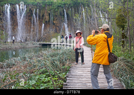 Touriste féminine posant pour la photo près des cascades et des lacs du parc national des lacs de Plitvice, un site du patrimoine mondial de l'UNESCO, en Croatie en mai Banque D'Images