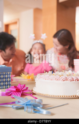 Célébrer l'anniversaire de la fille de la famille - Se concentrer sur le gâteau d'anniversaire Banque D'Images