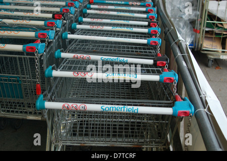 Dans un parc de chariots chariot au numéro 3315 Somerfield Banque D'Images