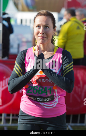 L'actrice Amanda Mealing. Porteur de célébrité à un photocall avant le début de la course marathon de Londres 2013 vierge Banque D'Images