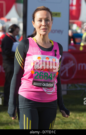 L'actrice Amanda Mealing. Porteur de célébrité à un photocall avant le début de la course marathon de Londres 2013 vierge Banque D'Images