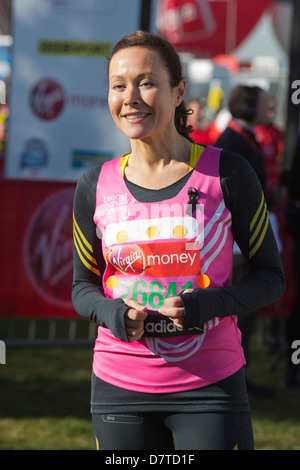 L'actrice Amanda Mealing. Porteur de célébrité à un photocall avant le début de la course marathon de Londres 2013 vierge Banque D'Images