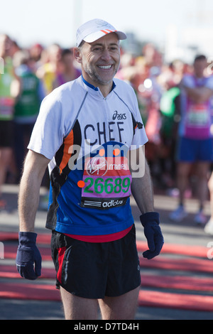 Chef Michel Roux Jr Celebrity porteur à un photocall avant le début de la course marathon de Londres 2013 vierge Banque D'Images