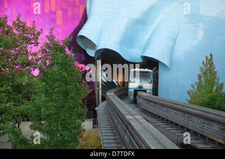 Amérique du Nord, USA, Washington, Seattle, Seattle Center. Tunnel de monorail qui traverse l'Experience Music Project. Banque D'Images