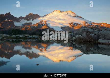 USA, l'État de Washington, Mount Baker National Recreation Area, Parc Butte, Mount Baker reflétée dans alpine tarn Banque D'Images