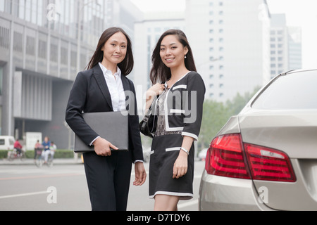 Deux femmes debout sur Road Banque D'Images