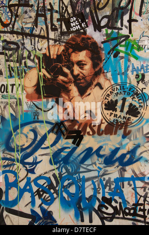 Street Art Portrait du célèbre musicien français Serge Gainsbourg, créé avec de la peinture au jet et des pochoirs, entouré de balises de graffitis. Paris. France. Banque D'Images