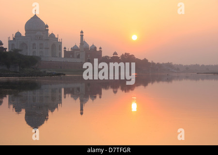 Taj Mahal reflète dans la rivière Yamuna au coucher du soleil, Agra, Uttar Pradesh, Inde Banque D'Images