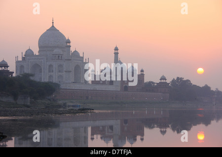 Taj Mahal reflète dans la rivière Yamuna au coucher du soleil, Agra, Uttar Pradesh, Inde Banque D'Images