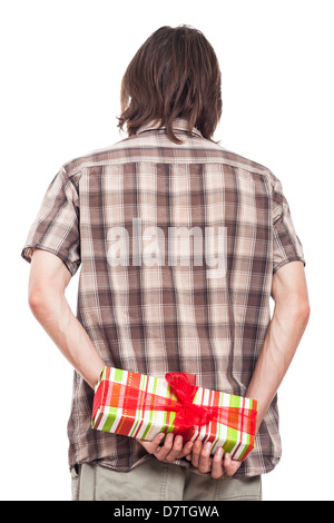 Vue arrière d'un homme tenant un petit cadeau fort, isolé sur fond blanc Banque D'Images