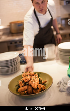 Chef holding seau de golden fried chicken Banque D'Images