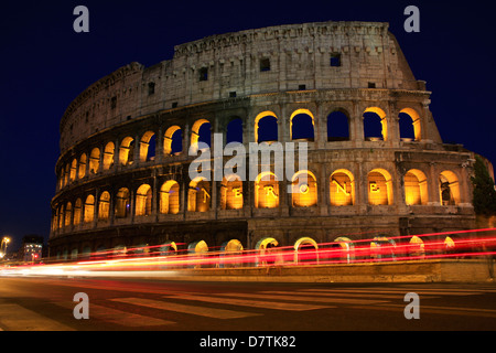 Colisée de Rome la nuit, Italie Banque D'Images