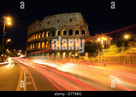 Colisée de Rome la nuit, Italie Banque D'Images