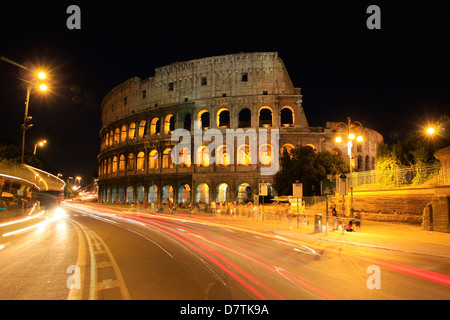 Colisée de Rome la nuit, Italie Banque D'Images