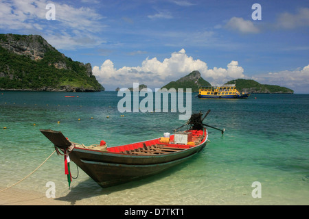 Bateau à longue queue à Ko Mae Ko island, Ang Thong National Marine Park, Thaïlande Banque D'Images