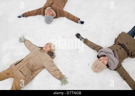 Pose de la famille dans la fabrication de la neige snow angels Banque D'Images