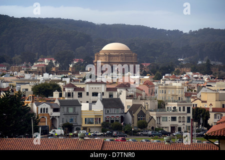 Maisons sur le front de mer, dans le quartier du port de plaisance avec le Palais des Beaux-arts à l'arrière-plan, San Francisco, California, USA Banque D'Images