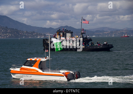 America's Cup bateau de sécurité sur la baie de San Francisco, San Francisco ; Californie ; USA ; Amérique du Nord Banque D'Images