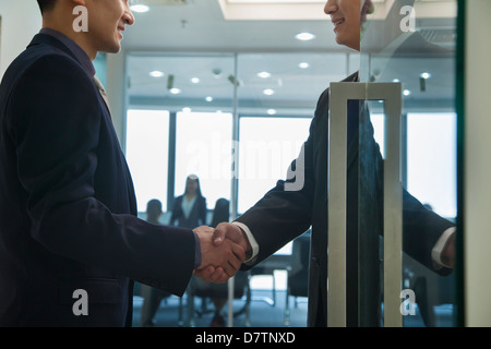 Businessmen Shaking Hands Banque D'Images