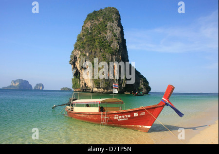 Bateau à longue queue à Ao Phra Nang Beach, Railay, région de Krabi, Thaïlande Banque D'Images