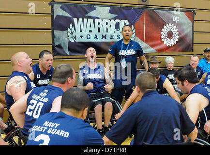 Dans le Colorado, aux Etats-Unis. 13 mai, 2013. La Garde côtière marine/guerriers blessés suite à leur match de basketball en fauteuil roulant à l'encontre de commandement au cours de la deuxième journée de compétition des Jeux de guerrier à l'United States Olympic Training Center, Colorado Springs, Colorado. Plus de 260 blessés et handicapés, hommes et femmes se sont réunis à Colorado Springs pour concurrencer dans sept sports, mai 11-16. Toutes les branches de l'armée sont représentés, y compris les opérations spéciales et les membres des Forces armées britanniques. Credit : Cal Sport Media/Alamy Live News Banque D'Images