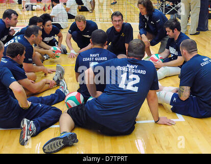 Dans le Colorado, aux Etats-Unis. 13 mai, 2013. La Garde côtière marine/huddle les soldats blessés avant leur match de volleyball assis contre le commandement au cours de la deuxième journée de compétition des Jeux de guerrier à l'United States Olympic Training Center, Colorado Springs, Colorado. Plus de 260 blessés et handicapés, hommes et femmes se sont réunis à Colorado Springs pour concurrencer dans sept sports, mai 11-16. Toutes les branches de l'armée sont représentés, y compris les opérations spéciales et les membres des Forces armées britanniques. Credit : Cal Sport Media/Alamy Live News Banque D'Images