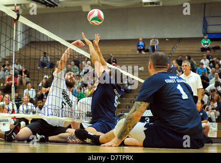 Dans le Colorado, aux Etats-Unis. 13 mai, 2013. Action de volleyball assis entre la Garde côtière et marine/commandement pour les soldats blessés au cours de la deuxième journée de compétition des Jeux de guerrier à l'United States Olympic Training Center, Colorado Springs, Colorado. Plus de 260 blessés et handicapés, hommes et femmes se sont réunis à Colorado Springs pour concurrencer dans sept sports, mai 11-16. Toutes les branches de l'armée sont représentés, y compris les opérations spéciales et les membres des Forces armées britanniques. Credit : Cal Sport Media/Alamy Live News Banque D'Images