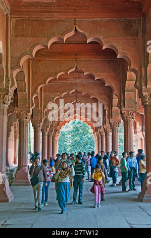 Le Mail Hall à Diwan-i-am (salle des audiences publiques) et les touristes au Fort Rouge à Delhi, Inde Banque D'Images