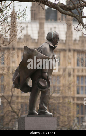 Statue de l'ancien Premier Ministre David Lloyd George à la place du Parlement avec les Chambres du Parlement dans l'arrière-plan. Banque D'Images