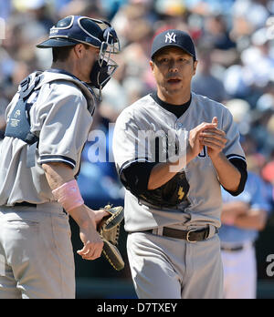 (L-R) Chris Stewart, Hiroki Kuroda (Yankee), 12 mai 2013 - Pitcher MLB : Hiroki Kuroda de la Nouvelle York Yankee parle avec catcher Chris Stewart au cours de la partie de baseball contre la Kansas City Royals au Kauffman Stadium à Kansas City, Missouri, United States. (Photo de bla) Banque D'Images