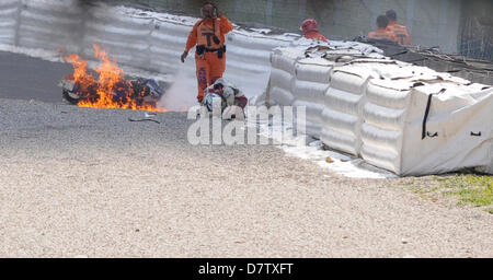 Monza, Italie. 12 mai 2013. Alessia Polita se plante et sa moto a pris feu lors du Championnat Superbike de Monza. Credit : Action Plus Sport Images/Alamy Live News Banque D'Images