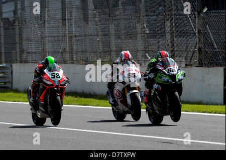 Monza, Italie. 12 mai 2013. Eugene Laverty (L) Jonathan Rea (C) et Tom Sykes (R) lors du Championnat Superbike de Monza. Credit : Action Plus Sport Images/Alamy Live News Banque D'Images