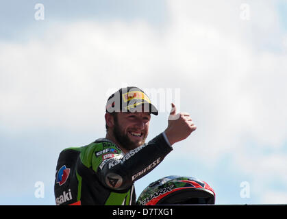 Monza, Italie. 12 mai 2013. Tom Sykes célèbre sur le podium lors du Championnat Superbike de Monza. Banque D'Images