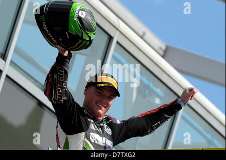 Monza, Italie. 12 mai 2013. Sam Lowes célèbre la victoire dans la catégorie course Supersport lors du Championnat Superbike de Monza. Credit : Action Plus Sport Images/Alamy Live News Banque D'Images